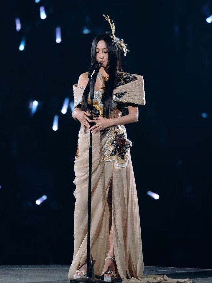 Chen Li in Almée Couture